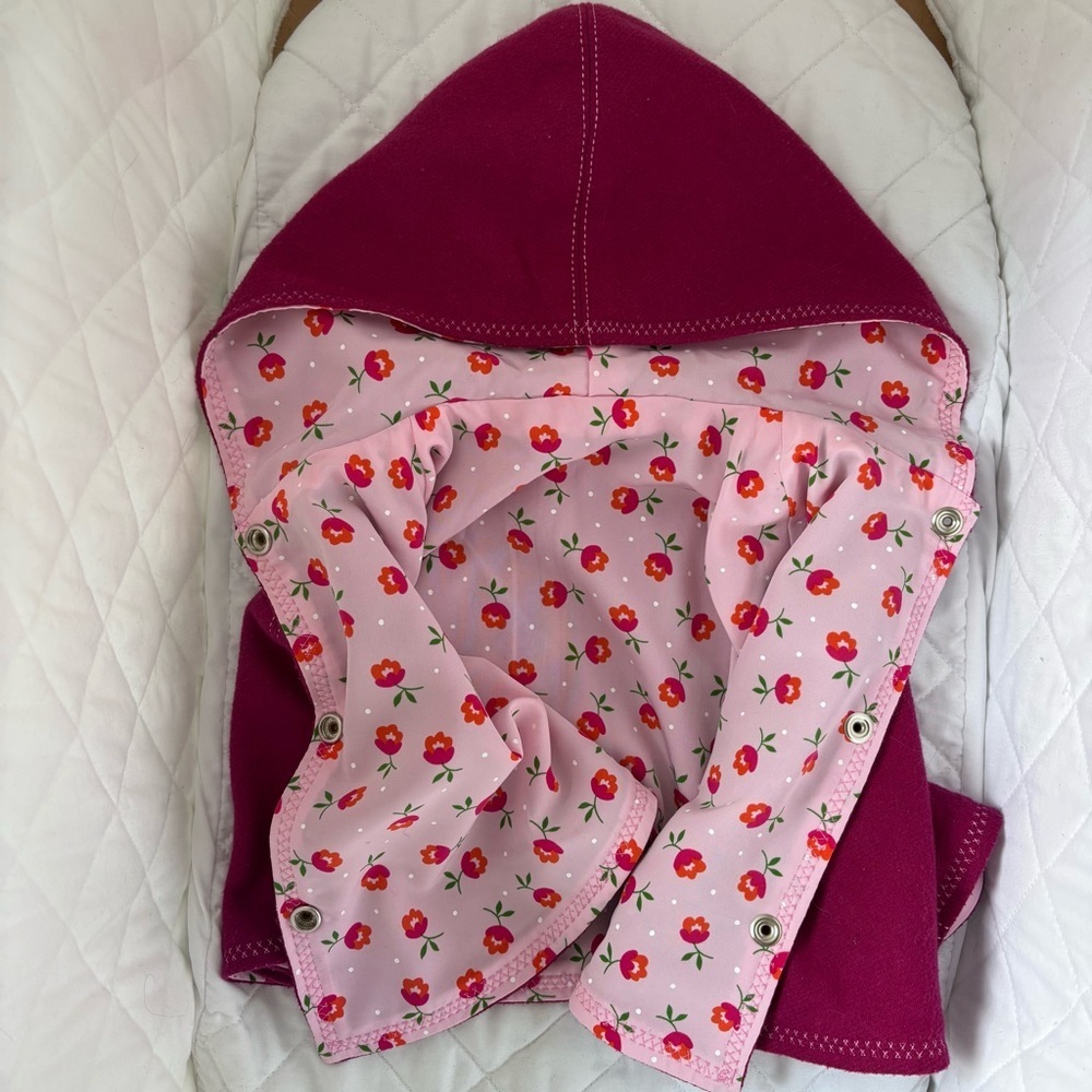 ⭒ 2T-3T Unique Fushcia Poncho Waterproof Cape Sleevless Butterfly Embroidery ⭒ - Picture 6 of 7